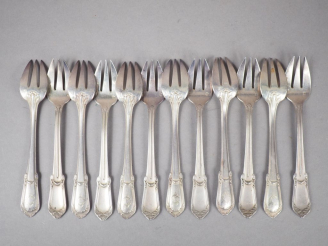 Vente aux enchères Suite de douze fourchettes à huitre de style Louis XVI en argent, poin