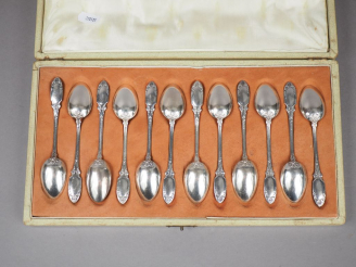Vente aux enchères Suite de douze petites cuillères de style Louis XVI en argent, poinçon