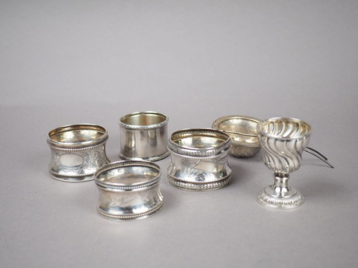 Lot comprenant un coquetier en argent, à décor de côtes torses, une pa
