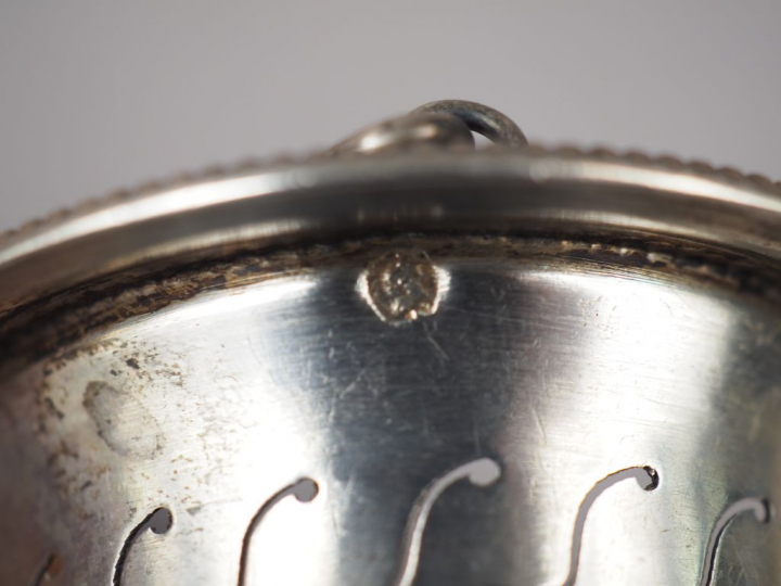 Lot comprenant un coquetier en argent, à décor de côtes torses, une pa