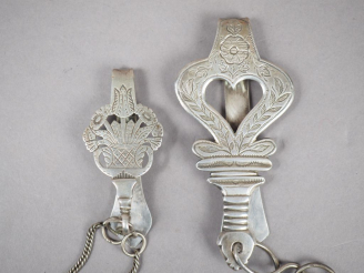 Vente aux enchères Deux différentes chatelaines en argent, poinçon Minerve.  Poids. 137 g