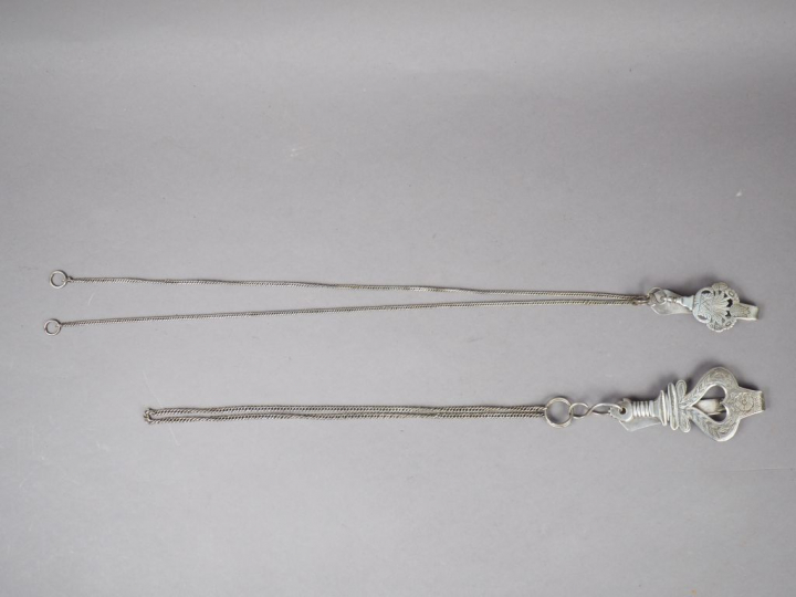 Deux différentes chatelaines en argent, poinçon Minerve.  Poids. 137 g