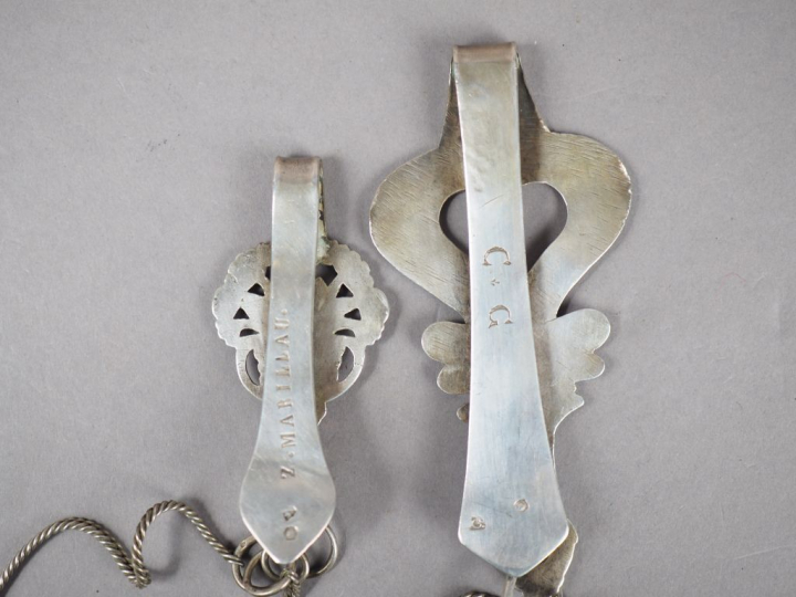 Deux différentes chatelaines en argent, poinçon Minerve.  Poids. 137 g