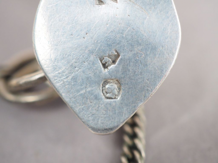 Deux différentes chatelaines en argent, poinçon Minerve.  Poids. 137 g