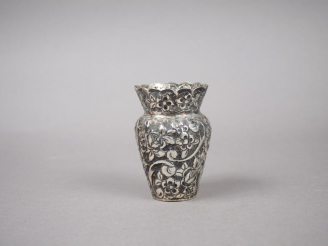 Vente aux enchères Petit vase en argent 800 millièmes, à décor au repoussé de fleurs.  H.
