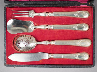 Vente aux enchères Nécessaire à douceurs de style Louis XVI en argent et argent fourré, p
