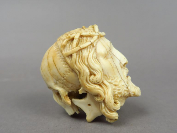 Sujet XVIIe en ivoire sculpté "Memento mori". H. : 5,5 cm. (accidents 