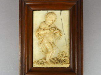 Vente aux enchères Plaque en ivoire sculpté XVIIIe "Garçon éteignant le feu", monogrammée