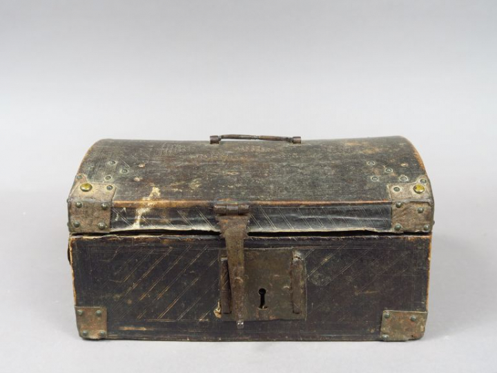 Coffret Louis XIV en bois gainé de cuir. Dim. : 17,5 x 26,5 x 13 cm. (