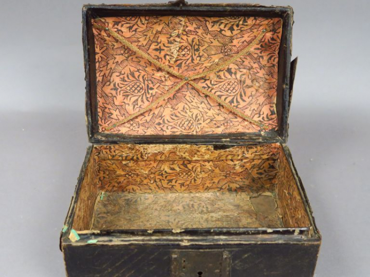 Coffret Louis XIV en bois gainé de cuir. Dim. : 17,5 x 26,5 x 13 cm. (