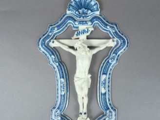 Vente aux enchères Crucifix Louis XIV en faïence du Midi. Dim. : 46.5 x 30.5 cm. (petits 