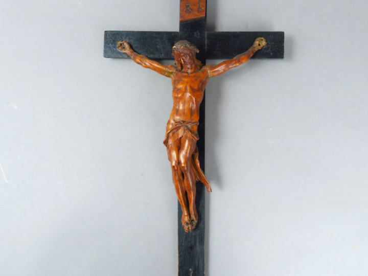 Crucifix XVIIe en buis et bois noirci. H. : 37 cm.