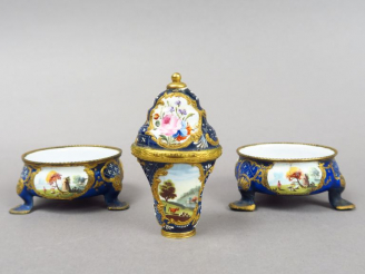 Vente aux enchères Pot à épices et paire de salerons fin XVIIIe début XIXe en émail polyc