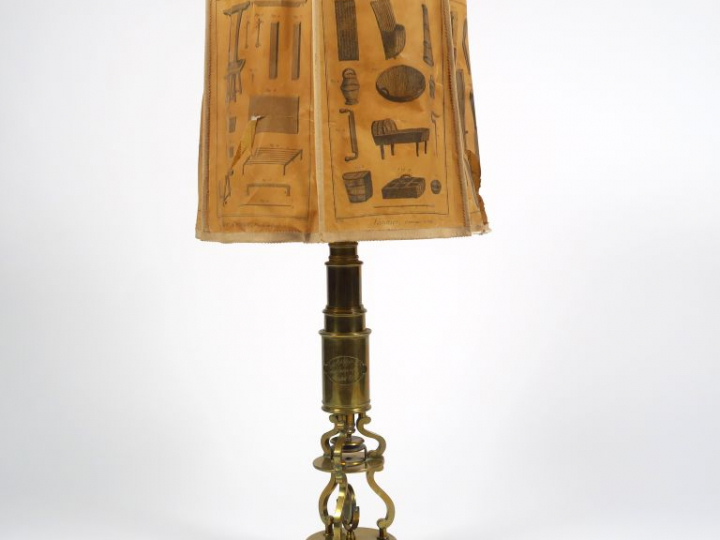 Microscope XIXe monté en lampe, signé Tulpepper à Londres. H. : 98 cm 