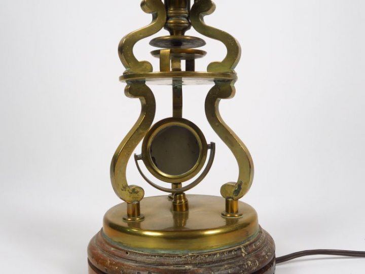 Microscope XIXe monté en lampe, signé Tulpepper à Londres. H. : 98 cm 