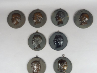 Vente aux enchères Suite de huit médaillons XIXe en bois durci sculpté représentant des h