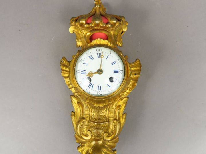 Cartel d'alcove de style rocaille en bronze doré. H. : 24 cm.