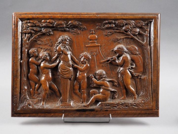 Panneau XVIIe en noyer sculpté à decor d'amours drappant une cariatide