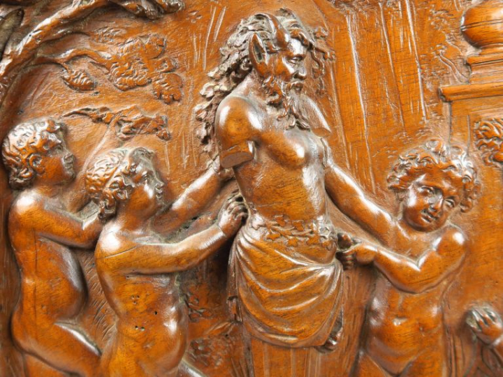 Panneau XVIIe en noyer sculpté à decor d'amours drappant une cariatide
