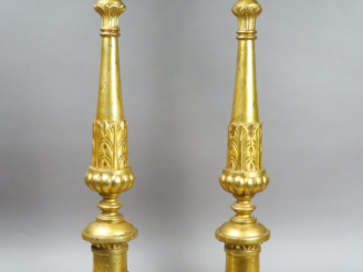 Vente aux enchères Paire de piques cierges fin XVIIIe début XIXe en bois doré. H. : 101 c