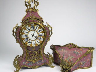 Vente aux enchères Cartel Louis XV en bronze et bois polychrome à décor de bouquets de fl
