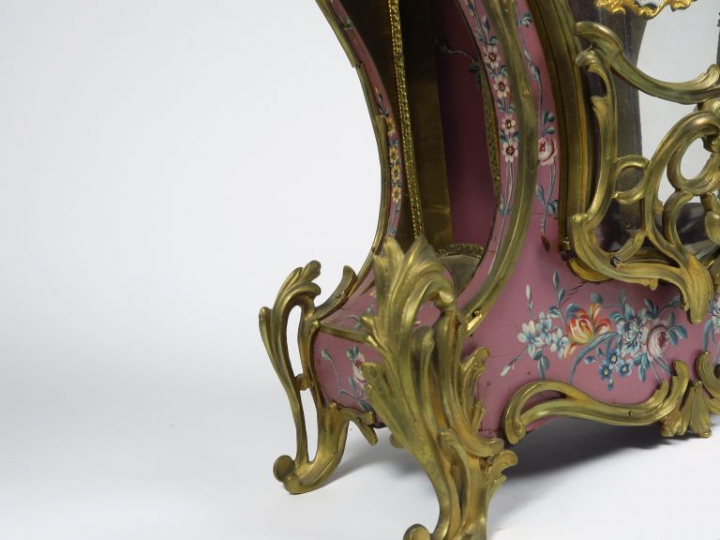 Cartel Louis XV en bronze et bois polychrome à décor de bouquets de fl