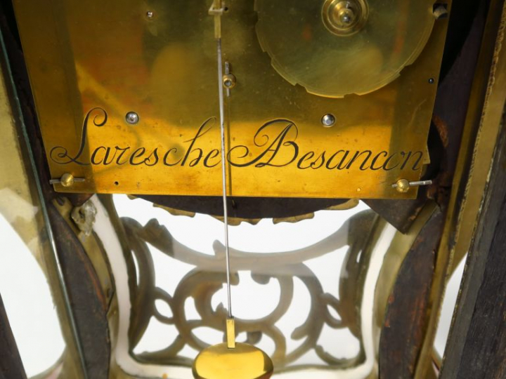 Cartel Louis XV en bronze et bois polychrome à décor de bouquets de fl