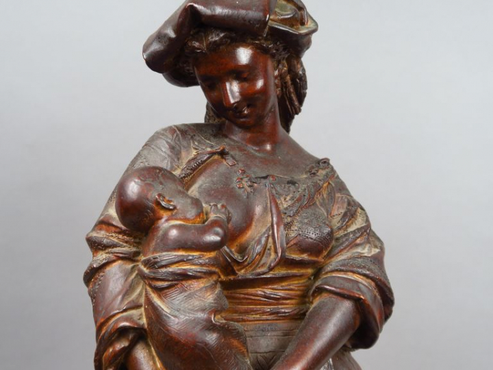 A. CARRIER. "Maternité". Sculpture en terre cuite, signée. H. : 70 cm.