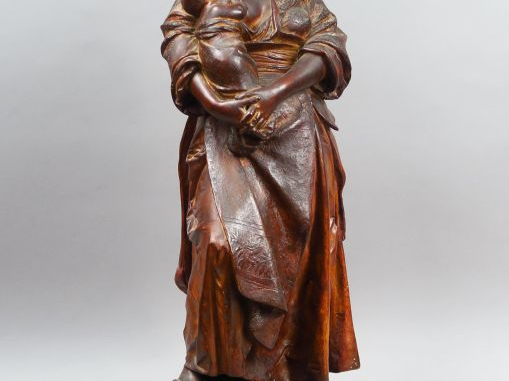 A. CARRIER. "Maternité". Sculpture en terre cuite, signée. H. : 70 cm.