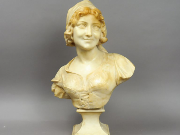 Sculpture fin XIXe en albâtre "Jeune fille au fichu".  H. : 61 cm.