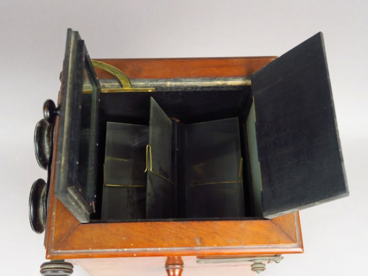 Visionneuse XIXe en acajou avec ses plaques. Dim. : 436,5 x 22 x 20 cm