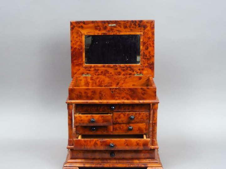 Coffret à bijoux de style Empire en placage de loupe de Thuya en forme