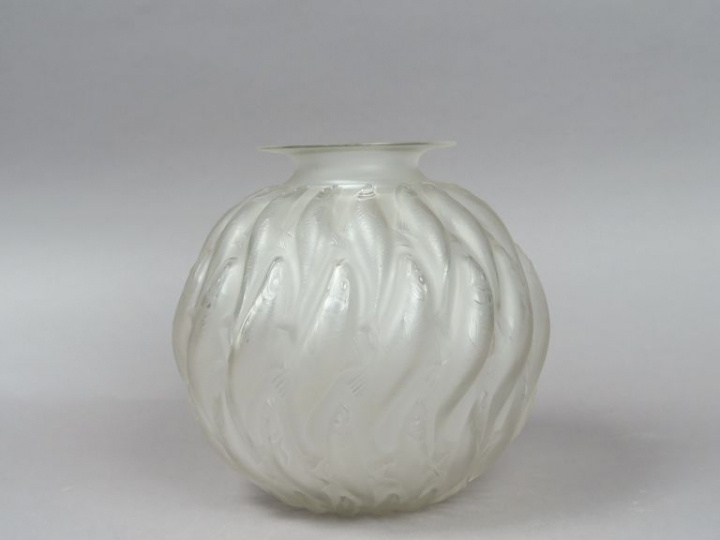 R. LALIQUE. "Marisa". Vase en verre en verre, signé. H. : 24 cm.