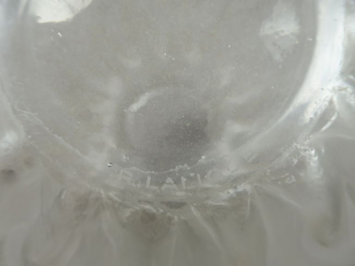 R. LALIQUE. "Marisa". Vase en verre en verre, signé. H. : 24 cm.