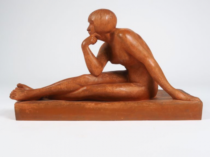 GUIRAUD-RIVIERE. "Garçonne nue". Scultpure en terre cuite, signée. Dim