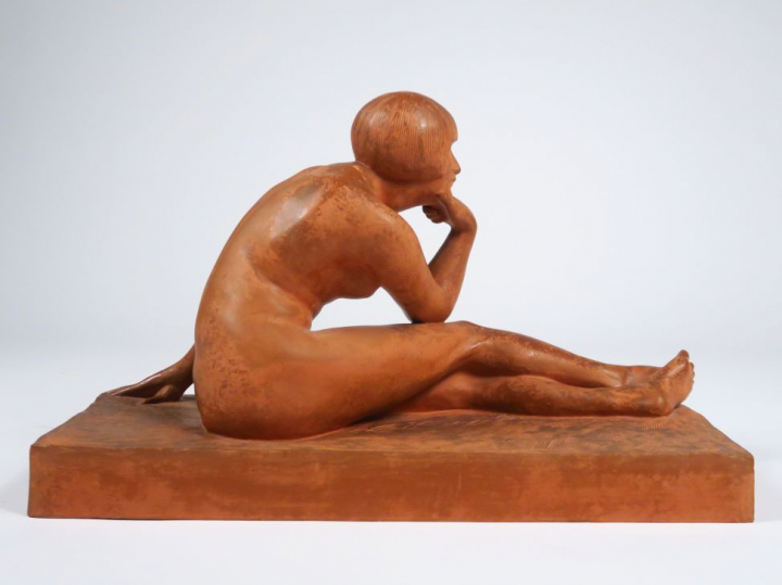 GUIRAUD-RIVIERE. "Garçonne nue". Scultpure en terre cuite, signée. Dim
