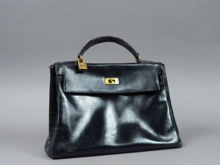 HERMES. Sac à main en cuir noir. Dim. : 30 x 33 cm. (usures)