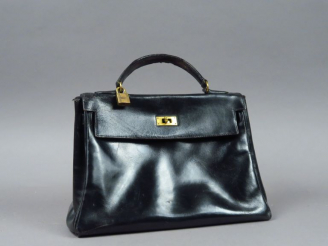 Vente aux enchères HERMES. Sac à main en cuir noir. Dim. : 30 x 33 cm. (usures)