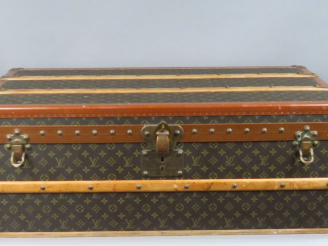 Vente aux enchères VUITTON. Malle cabine des années 80. Dim. : 51 x 32 x 90 cm. (manque l