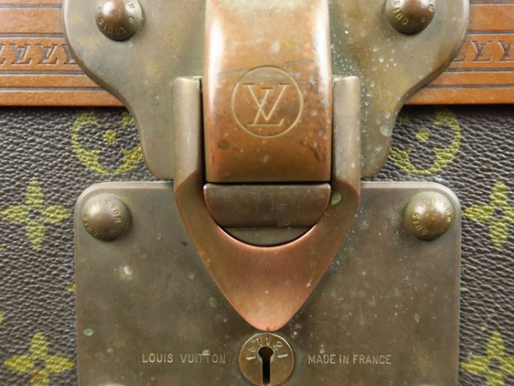 VUITTON. Malle cabine des années 80. Dim. : 51 x 32 x 90 cm. (manque l