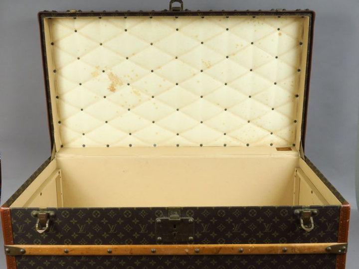 VUITTON. Malle cabine des années 80. Dim. : 51 x 32 x 90 cm. (manque l