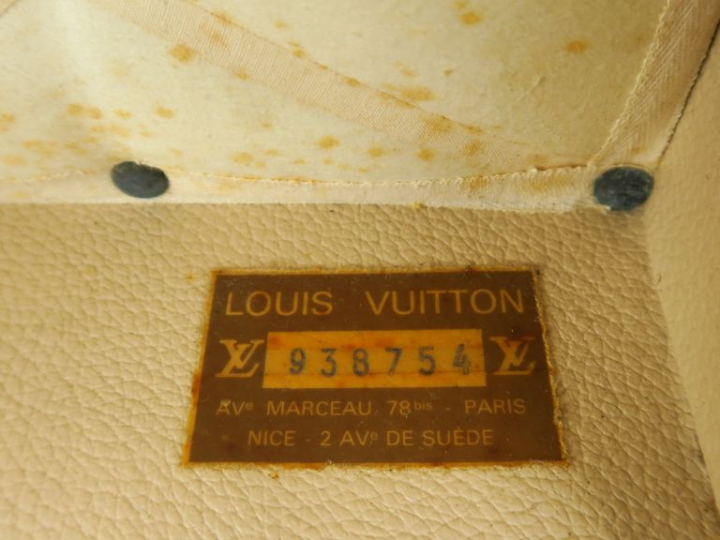 VUITTON. Malle cabine des années 80. Dim. : 51 x 32 x 90 cm. (manque l