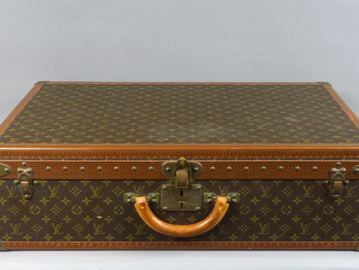 VUITTON. Valise, modèle des années 80, finition loziné. Dim. : 49,5 x 