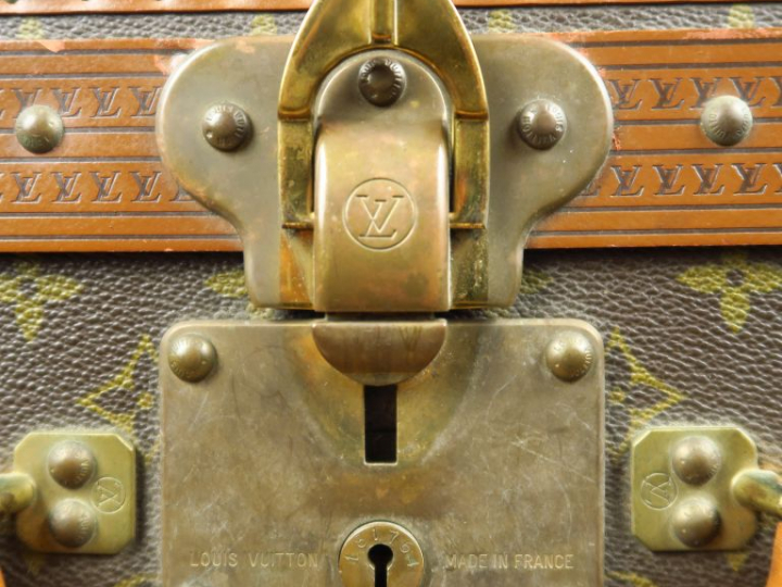 VUITTON. Valise, modèle des années 80, finition loziné. Dim. : 49,5 x 