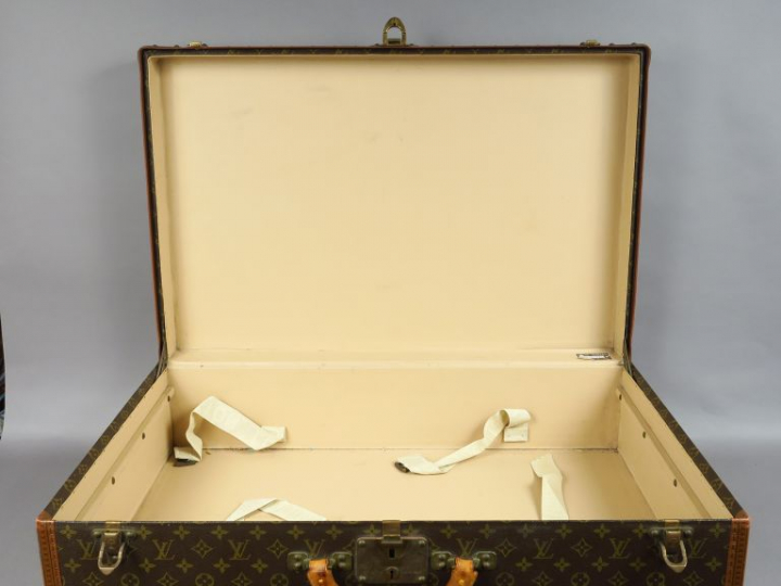 VUITTON. Valise, modèle des années 80, finition loziné. Dim. : 49,5 x 