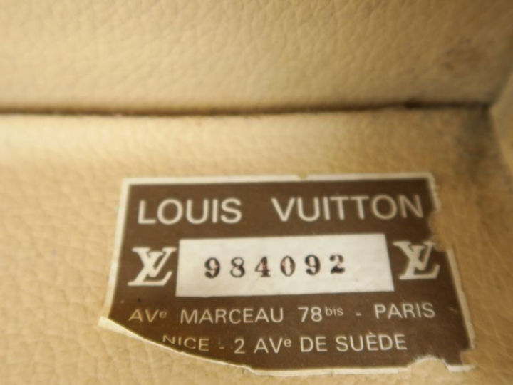 VUITTON. Valise, modèle des années 80, finition loziné. Dim. : 49,5 x 