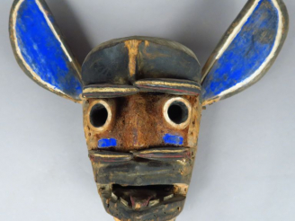 Vente aux enchères Masque Dan, Côte d’Ivoire. Bois à patine brune, bleu de lessive, kaoli