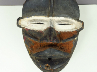 Vente aux enchères Masque Dan Wobe, Côte d’Ivoire. Bois à patine brune, pigments rouges, 