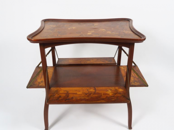 C. GAUTHIER à Nancy. Guéridon Art Nouveau en marqueterie à décor d'orc