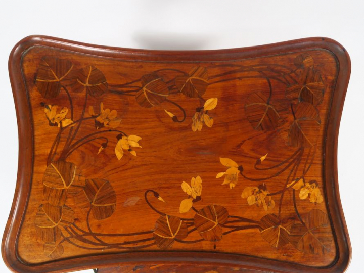 C. GAUTHIER à Nancy. Guéridon Art Nouveau en marqueterie à décor d'orc